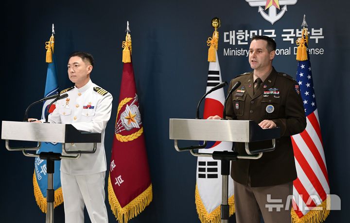 [서울=뉴시스] 사진공동취재단 = 장도영 합동참모본부 공보실장과 라이언 도날드 주한미군사 공보실장이 10일 서울 용산구 국방부 브리핑룸에서 '2026 UFS연습 한미 공동브리핑'을 하고 있다. 2026.08.10. photo@newsis.com