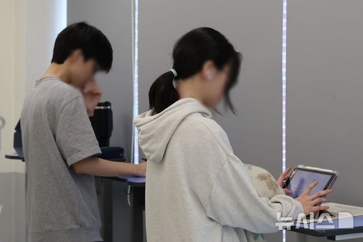 [서울=뉴시스] 권창회 기자 = 2027학년도 대학수학능력시험을 101일 앞둔 10일 서울 성북구 강북종로학원 성북에서 수험생들이 자율학습을 하고 있다. 2026.08.10. kch0523@newsis.com
