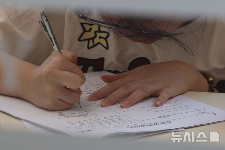 [서울=뉴시스] 권창회 기자 = 2027학년도 대학수학능력시험을 101일 앞둔 10일 서울 성북구 강북종로학원 성북에서 수험생들이 자율학습을 하고 있다. 2026.08.10. kch0523@newsis.com