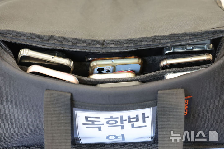 [서울=뉴시스] 권창회 기자 = 2027학년도 대학수학능력시험을 101일 앞둔 10일 서울 성북구 강북종로학원 성북에 수험생들이 제출한 휴대폰이 보관돼 있다. 2026.08.10. kch0523@newsis.com