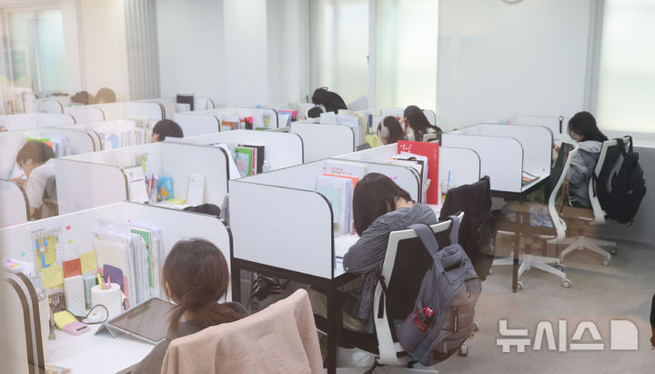 [서울=뉴시스] 권창회 기자 = 2027학년도 대학수학능력시험을 101일 앞둔 10일 서울 성북구 강북종로학원 성북에서 수험생들이 자율학습을 하고 있다. 2026.08.10. kch0523@newsis.com