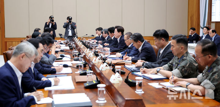[서울=뉴시스] 조성봉 기자 = 이재명 대통령이 10일 청와대에서 열린 메가프로젝트 2차 민관합동 점검회의에서 발언하고 있다. 2026.08.10. suncho21@newsis.com