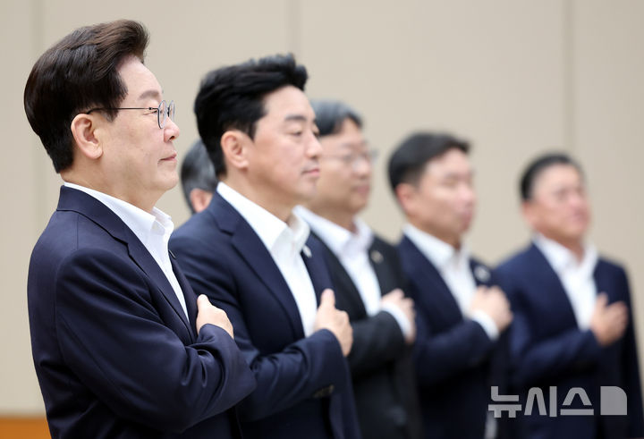[서울=뉴시스] 조성봉 기자 = 이재명 대통령이 10일 청와대에서 열린 메가프로젝트 2차 민관합동 점검회의에서 국민의례를 하고 있다. 2026.08.10. suncho21@newsis.com