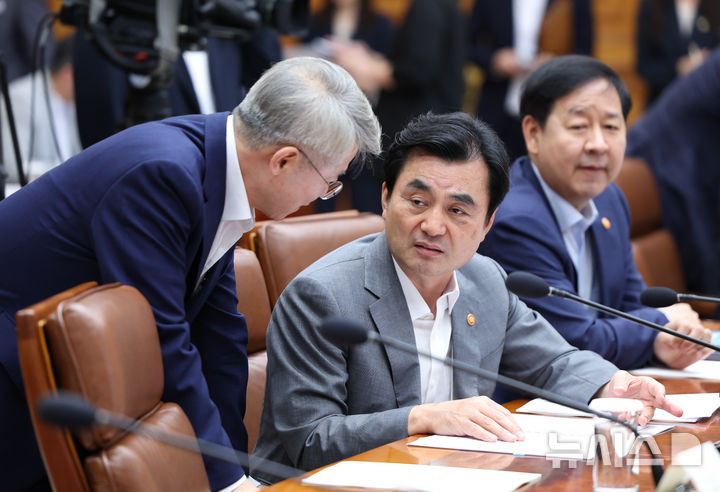 [서울=뉴시스] 조성봉 기자 = 안규백 국방부 장관과 민형배 전남광주통합특별시장이 10일 청와대에서 열린 메가프로젝트 2차 민관합동 점검회의에 앞서 대화를 하고 있다. 2026.08.10. suncho21@newsis.com