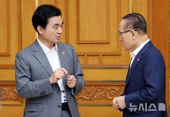 [서울=뉴시스] 조성봉 기자 = 안규백 국방부 장관과 위성락 안보실장이 10일 청와대에서 열린 메가프로젝트 2차 민관합동 점검회의에 앞서 대화를 하고 있다. 2026.08.10. suncho21@newsis.com