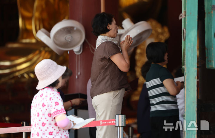 [서울=뉴시스] 김선웅 기자 = 2027학년도 대학수학능력시험이 101일 앞으로 다가온 10일 서울 종로구 조계사에서 불자들이 수능 고득점 등을 기원하며 기도하고 있다. 2026.08.10. mangusta@newsis.com