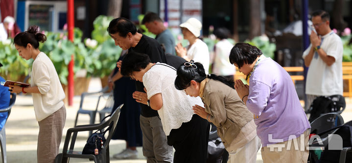 [서울=뉴시스] 김선웅 기자 = 2027학년도 대학수학능력시험이 101일 앞으로 다가온 10일 서울 종로구 조계사에서 불자들이 수능 고득점 등을 기원하며 기도하고 있다. 2026.08.10. mangusta@newsis.com