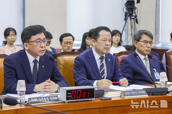 [서울=뉴시스] 정병혁 기자 = 강동완 중앙선거관리위원회 사무총장 직무대리가 10일 서울 여의도 국회에서 열린 제9회전국동시지방선거투표용지부족사태등국민참정권침해진상규명및선거관리개혁을위한국정조사특별위원회 3차 청문회에서 질문에 답하고 있다. 2026.08.10. jhope@newsis.com