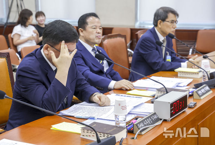 [서울=뉴시스] 정병혁 기자 = 강동완 중앙선거관리위원회 사무총장 직무대리가 10일 서울 여의도 국회에서 열린 제9회전국동시지방선거투표용지부족사태등국민참정권침해진상규명및선거관리개혁을위한국정조사특별위원회 3차 청문회가 정회된 후 머리를 잡고 있다. 2026.08.10. jhope@newsis.com