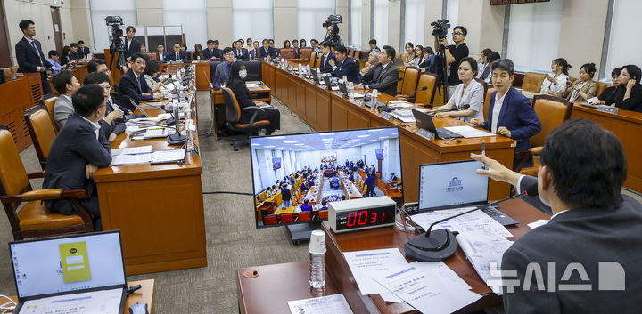 [서울=뉴시스] 정병혁 기자 = 10일 서울 여의도 국회에서 제9회전국동시지방선거투표용지부족사태등국민참정권침해진상규명및선거관리개혁을위한국정조사특별위원회 3차 청문회가 열리고 있다. 2026.08.10. jhope@newsis.com