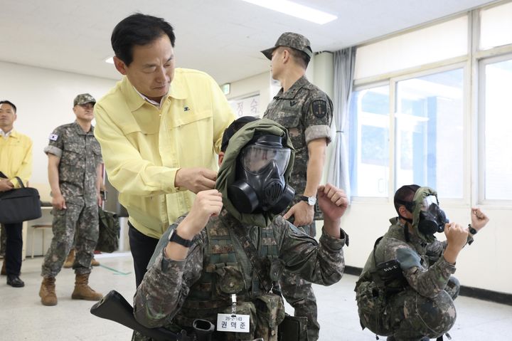 [서울=뉴시스] 이두희 국방부 차관이 10일 육군훈련소를 방문해 신병 교육훈련 현장을 확인하고 있다. (사진=국방부 제공) 2026.08.10. photo@newsis.com *재판매 및 DB 금지