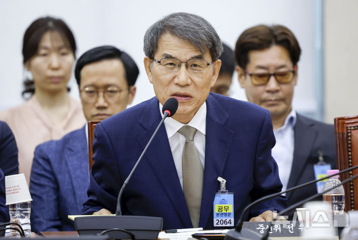 [서울=뉴시스] 정병혁 기자 = 노태악 전 중앙선거관리위원장이 10일 서울 여의도 국회에서 열린 제9회전국동시지방선거투표용지부족사태등국민참정권침해진상규명및선거관리개혁을위한국정조사특별위원회 3차 청문회에서 의원 질문에 답하고 있다. 2026.08.10. jhope@newsis.com