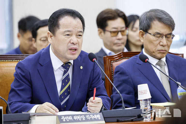 [서울=뉴시스] 정병혁 기자 = 위철환 중앙선관위원장 권한대행이 지난 10일 서울 여의도 국회에서 열린 제9회전국동시지방선거투표용지부족사태등국민참정권침해진상규명및선거관리개혁을위한국정조사특별위원회 3차 청문회에서 의원 질문에 답하고 있다 2026.08.10. jhope@newsis.com