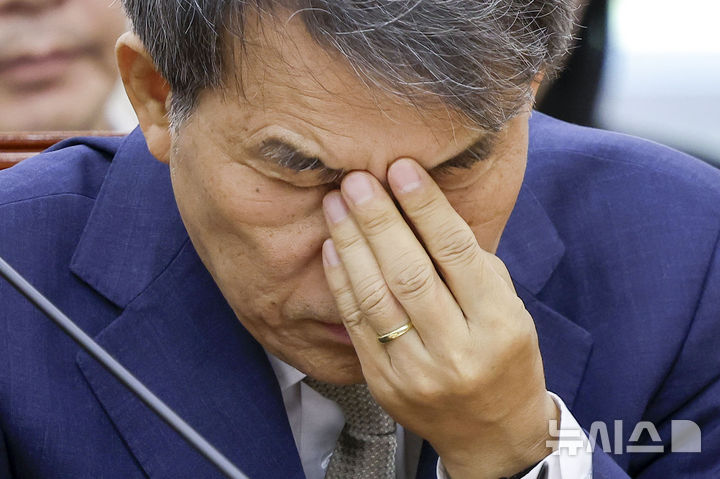 [서울=뉴시스] 정병혁 기자 = 노태악 전 중앙선거관리위원장이 지난 10일 서울 여의도 국회에서 열린 제9회전국동시지방선거투표용지부족사태등국민참정권침해진상규명및선거관리개혁을위한국정조사특별위원회 3차 청문회에서 얼굴을 만지고 있다. 2026.08.14. jhope@newsis.com