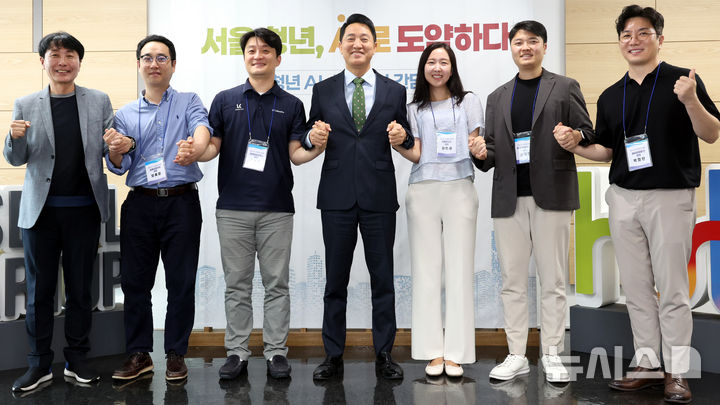 [서울=뉴시스] 박영태 기자 = 오세훈 서울시장이 10일 오후 서울 마포구 서울창업허브 공덕을 방문해 AI 기술체험 및 스타트업 간담회를 끝내고 참석자들과 기념촬영을 하고 있다. 2026.08.10. since1999@newsis.com