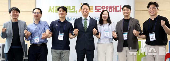 [서울=뉴시스] 박영태 기자 = 오세훈 서울시장이 10일 오후 서울 마포구 서울창업허브 공덕을 방문해 AI 기술체험 및 스타트업 간담회를 하고 있다. 2026.08.10. since1999@newsis.com