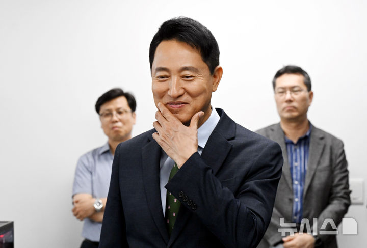 [서울=뉴시스] 박영태 기자 = 오세훈 서울시장이 10일 오후 서울 마포구 서울창업허브 공덕에서 열린 '청년 AI 스타트업 간담회'에 앞서 청년 AI 콘텐츠 제작 업체를 둘러보고 있다. 2026.08.10. since1999@newsis.com