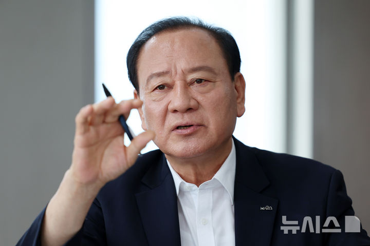 [서울=뉴시스] 조성우 기자 = 유동균 서울 마포구청장이 서울 마포구청 집무실에서 뉴시스와 인터뷰를 하고 있다. 2026.08.20. xconfind@newsis.com