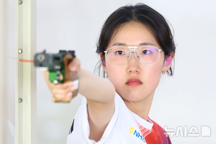 [진천=뉴시스] 황준선 기자 = 10일 오후 충북 진천국가대표선수촌에서 열린 2026 아이치·나고야 아시안게임 사격 국가대표 미디어 데이에서 여자 25m 공기권총에 출전하는 양지인이 자세를 취하고 있다. 2026.08.10. hwang@newsis.com