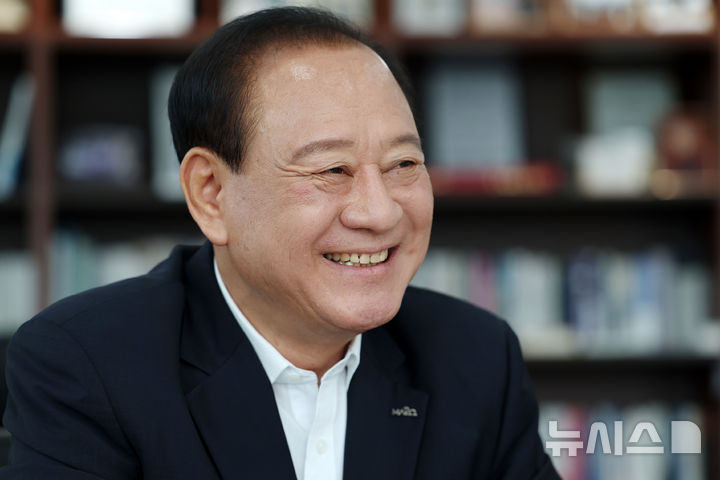 [서울=뉴시스] 조성우 기자 = 유동균 서울 마포구청장이 서울 마포구청 집무실에서 뉴시스와 인터뷰를 하고 있다. 2026.08.20. xconfind@newsis.com