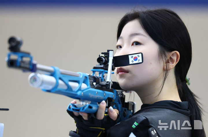 [진천=뉴시스] 황준선 기자 = 10일 오후 충북 진천국가대표선수촌에서 열린 2026 아이치·나고야 아시안게임 사격 국가대표 미디어 데이에서 여자 10m 공기소총에 출전하는 반효진이 자세를 취하고 있다. 2026.08.10. hwang@newsis.com