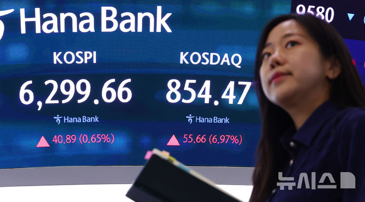 [서울=뉴시스] 전신 기자 = 코스피는 40.89포인트(0.65%) 오른 6299.66에 코스닥은 55.66포인트(6.97%) 오른 854.47로 마감한 10일 서울 중구 하나은행 딜링룸 전광판에 코스피 및 코스닥 등이 표시돼 있다. 2026.08.10. photo1006@newsis.com