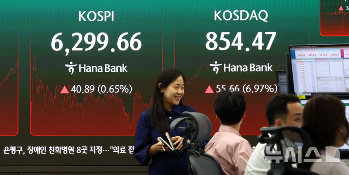 [서울=뉴시스] 전신 기자 = 코스피는 40.89포인트(0.65%) 오른 6299.66에 코스닥은 55.66포인트(6.97%) 오른 854.47로 마감한 지난 10일 서울 중구 하나은행 딜링룸 전광판에 코스피 및 코스닥 등이 표시돼 있다. 2026.08.10. photo1006@newsis.com