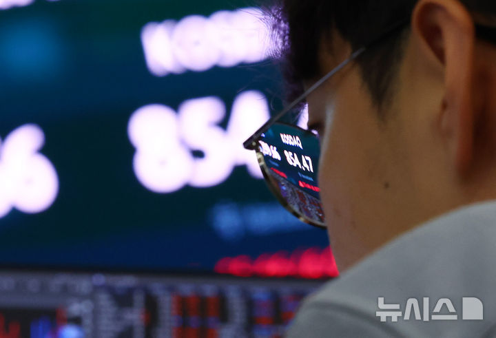 [서울=뉴시스] 전신 기자 = 코스피는 40.89포인트(0.65%) 오른 6299.66에 코스닥은 55.66포인트(6.97%) 오른 854.47로 마감한 10일 서울 중구 하나은행 딜링룸 전광판에 코스피 및 코스닥 등이 표시돼 있다. 2026.08.10. photo1006@newsis.com