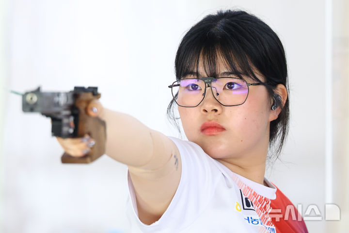 [진천=뉴시스] 황준선 기자 = 10일 오후 충북 진천국가대표선수촌에서 열린 2026 아이치·나고야 아시안게임 사격 국가대표 미디어 데이에서 여자 25m 공기권총에 출전하는 오예진이 자세를 취하고 있다. 2026.08.10. hwang@newsis.com
