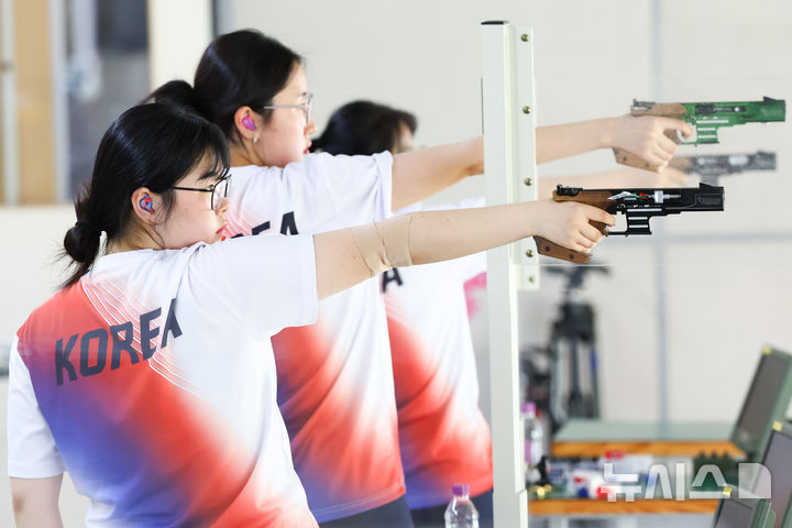 [진천=뉴시스] 황준선 기자 = 10일 오후 충북 진천국가대표선수촌에서 열린 2026 아이치·나고야 아시안게임 사격 국가대표 미디어 데이에서 여자 25m 공기권총에 출전하는 오예진이 훈련을 하고 있다. 2026.08.10. hwang@newsis.com