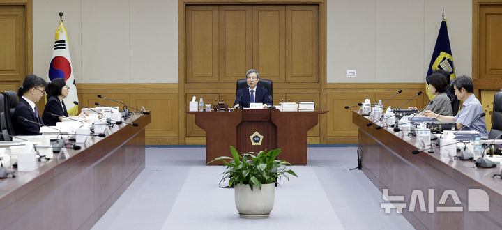[서울=뉴시스] 최동준 기자 = 아동·청소년을 상대로 한 성착취 목적 대화, 허위 영상물 소지 등이 디지털 성범죄 양형기준에 새롭게 포함된다. 응급의료와 구조·구급 활동을 방해한 범죄에 대해서는 별도 양형기준을 마련해 가중영역의 특별조정을 거치면 법정최고형인 징역 5년까지 선고할 수 있게 된다. 사진은 이동원 양형위원회 위원장이 지난 10일 서울 서초구 대법원에서 열린 양형위원회 전체회의에서 발언하는 모습. 2026.08.11. photocdj@newsis.com