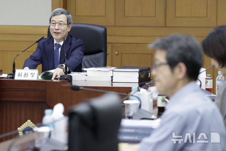 [서울=뉴시스] 최동준 기자 = 이동원 양형위원회 위원장이 지난달 10일 서울 서초구 대법원에서 열린 양형위원회 전체회의에서 발언하고 있다. 2026.09.22. photocdj@newsis.com