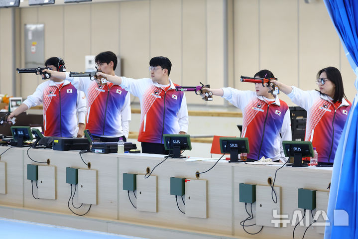 [진천=뉴시스] 황준선 기자 = 10일 오후 충북 진천국가대표선수촌에서 열린 2026 아이치·나고야 아시안게임 사격 국가대표 미디어 데이에서 선수들이 훈련을 하고 있다. 2026.08.10. hwang@newsis.com