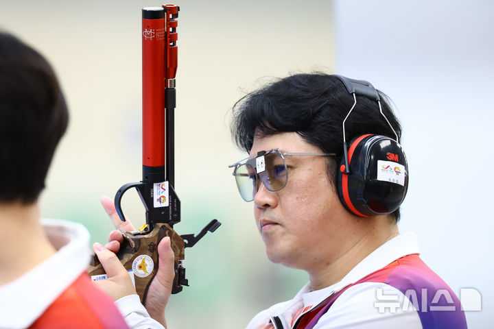 [진천=뉴시스] 황준선 기자 = 10일 오후 충북 진천국가대표선수촌에서 열린 2026 아이치·나고야 아시안게임 사격 국가대표 미디어 데이에서 남자 10m 공기권총에 출전하는 소승섭이 훈련을 하고 있다. 2026.08.10. hwang@newsis.com