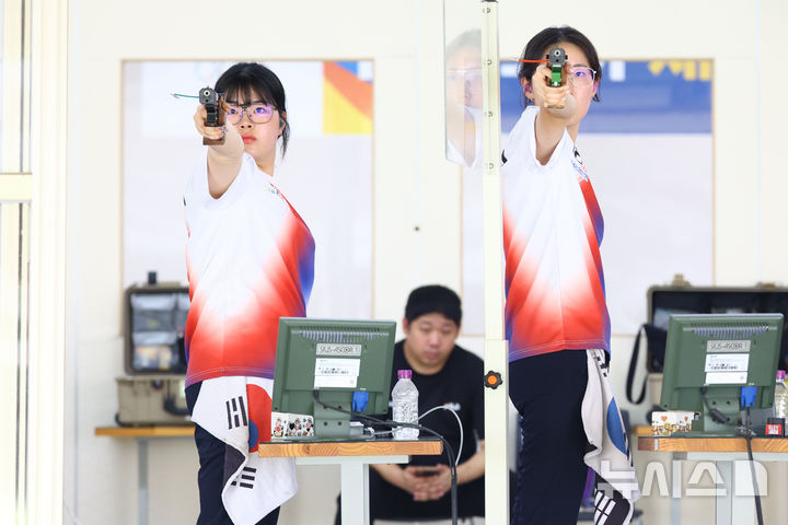 [진천=뉴시스] 황준선 기자 = 10일 오후 충북 진천국가대표선수촌에서 열린 2026 아이치·나고야 아시안게임 사격 국가대표 미디어 데이에서 여자 25m 권총에 출전하는 오예진(왼쪽)과 양지인이 훈련을 하고 있다. 2026.08.10. hwang@newsis.com