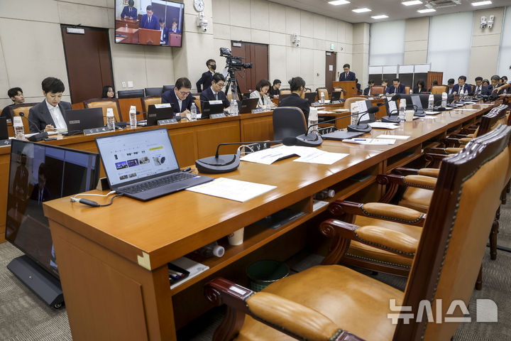 [서울=뉴시스] 정병혁 기자 = 10일 서울 여의도 국회에서 열린 제9회전국동시지방선거투표용지부족사태등국민참정권침해진상규명및선거관리개혁을위한국정조사특별위원회 3차 청문회에서 더불어민주당 의원들의 자리가 비어 있다. 2026.08.10. jhope@newsis.com
