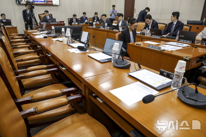 [서울=뉴시스] 정병혁 기자 = 10일 서울 여의도 국회에서 열린 제9회전국동시지방선거투표용지부족사태등국민참정권침해진상규명및선거관리개혁을위한국정조사특별위원회 3차 청문회에서 더불어민주당 의원들의 자리가 비어 있다. 2026.08.10. jhope@newsis.com
