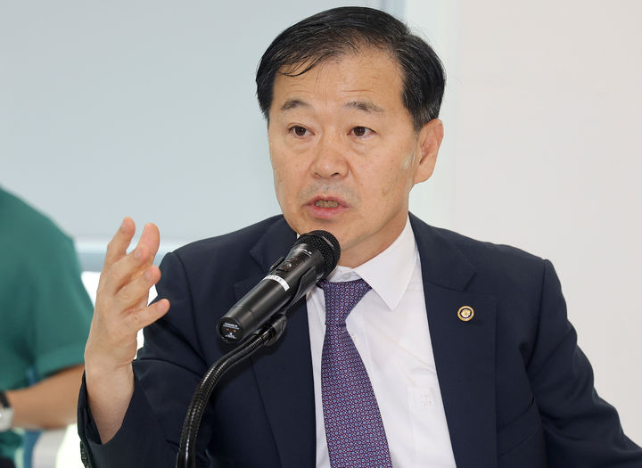 [서울=뉴시스] 이영환 기자 = 이형훈 보건복지부 제2차관이 지난 10일 오후 대전 중구 충남대학교병원에서 열린 대전·충청 응급환자 이송체계 정비 간담회에 참석해 발언을 하고 있는 모습. (사진=보건복지부 제공) 2026.08.10. photo@newsis.com *재판매 및 DB 금지