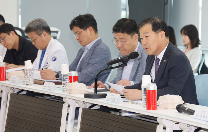 [서울=뉴시스] 이영환 기자 = 이형훈 보건복지부 제2차관이 지난달 10일 오후 대전 중구 충남대학교병원에서 열린 대전·충청 응급환자 이송체계 정비 간담회에 참석해 발언을 하고 있다. (사진=보건복지부 제공) 2026.08.10. photo@newsis.com *재판매 및 DB 금지
