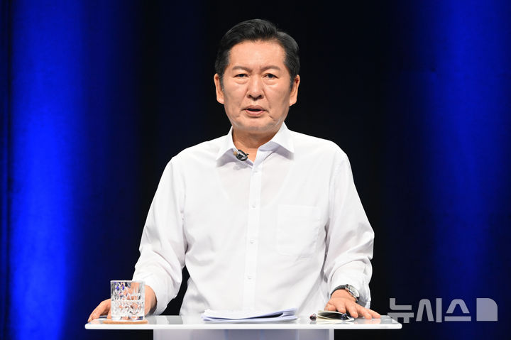 [전남광주=뉴시스] 이영주 기자 = 정청래 더불어민주당 당대표 후보가 10일 오후 전남광주 서구 kbc광주방송에서 열린 더불어민주당 당대표 후보 토론회에 참여해 발언하고 있다. 2026.08.10. leeyj2578@newsis.com