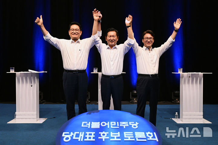 [전남광주=뉴시스] 이영주 기자 = 10일 오후 전남광주 서구 kbc광주방송 스튜디오에서 더불어민주당 당대표 후보 토론회에 참여한 후보들이 기념사진을 촬영하고 있다. 왼쪽부터 송영길·정청래·김민석 후보. 2026.08.10. leeyj2578@newsis.com
