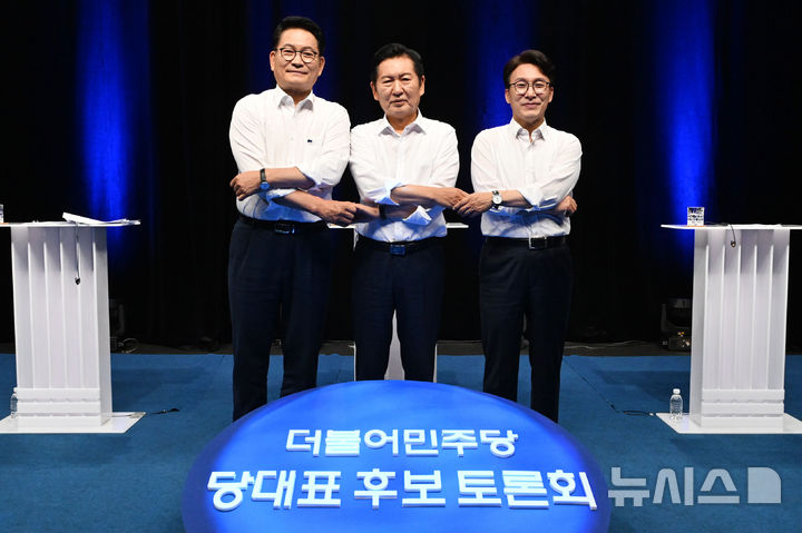[전남광주=뉴시스] 이영주 기자 = 10일 오후 전남광주 서구 kbc광주방송 스튜디오에서 더불어민주당 당대표 후보 토론회에 참여한 후보들이 기념사진을 촬영하고 있다. 왼쪽부터 송영길·정청래·김민석 후보. 2026.08.10. leeyj2578@newsis.com