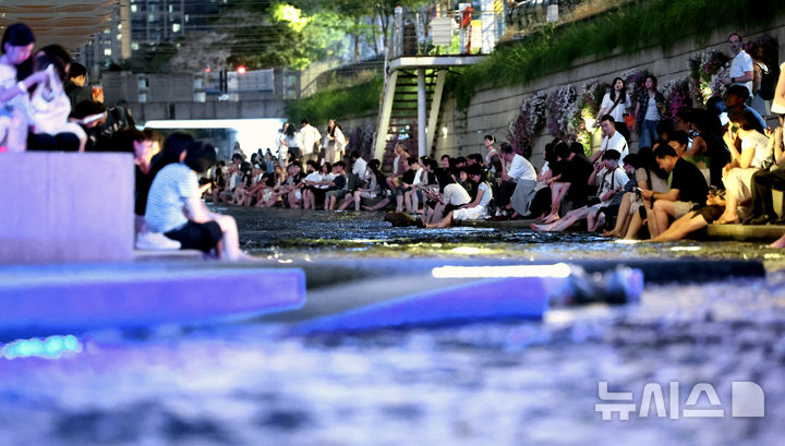 [서울=뉴시스] 김금보 기자 = 열대야가 한풀 꺾인 10일 오후 서울 중구 청계천을 찾은 시민들이 여름밤을 즐기고 있다. 2026.08.10. kgb@newsis.com