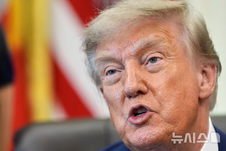 [워싱턴=AP/뉴시스]도널드 트럼프 미국 대통령이 10일(현지 시간) 백악관 집무실에서 행정명령 서명식을 열고 발언하고 있다. 2026.08.11.