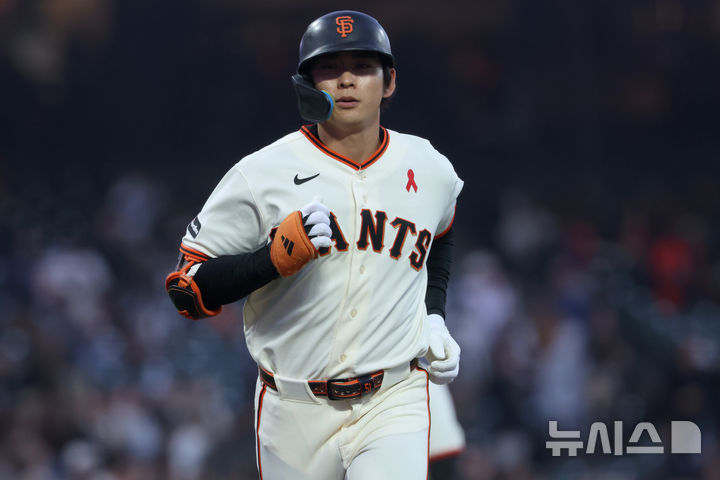 [샌프란시스코=AP/뉴시스] 샌프란시스코 자이언츠의 이정후가 10일(현지 시간) 미 캘리포니아주 샌프란시스코 오라클 파크에서 열린 2026 메이저리그 휴스턴 애스트로스와 경기 5회 말 1-1 상황에서 1점 홈런(시즌 9호)을 친 후 베이스를 돌고 있다. 2026.8.11.