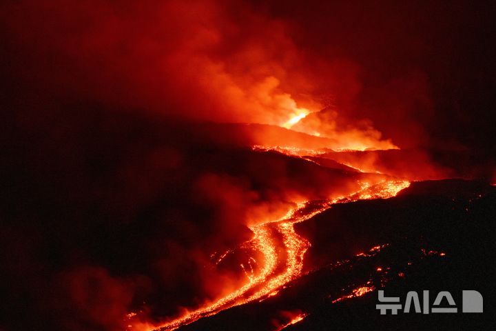 [카타니아=AP/뉴시스] 지난 11일(현지 시간) 이탈리아 카타니아섬 에트나 화산이 분화해 경사면을 따라 용암이 흘러내리고 있다. 세계에서 가장 활발한 활화산 중 하나인 에트나 화산은 지난 6일 분화해 일주일째 화산재를 내뿜고 있으며, 이로 인해 항공편 700편이 결항됐다. 2026.08.14.