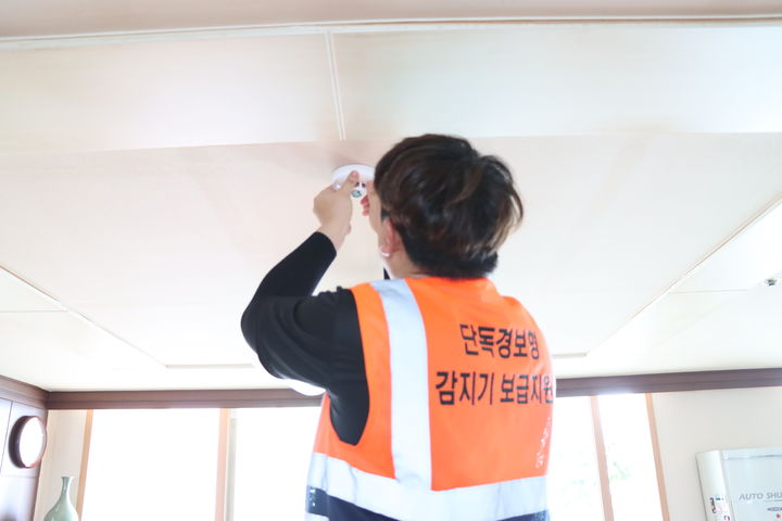 [안산=뉴시스] 안산소방서의 의뢰를 받은 용역업체 직원이 단독경보형감지기를 설치하고 있다. (사진=안산소방서 제공) 2026.08.11. photo@newsis.com *재판매 및 DB 금지