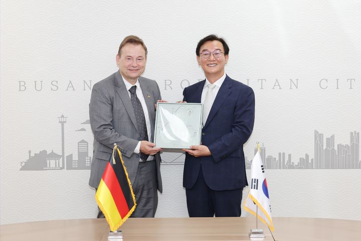[부산=뉴시스] 전재수(오른쪽) 부산시장이 지난 10일 시청 국제의전실에서 게오르크 빌프리드 슈미트(Georg Wilfried Schmidt) 주한독일대사를 접견, 기념사진을 찍고 있다. (사진=부산시 제공) 2026.08.11. photo@newsis.com *재판매 및 DB 금지