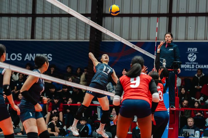 [서울=뉴시스] 한국 17세 이하(U-17) 여자배구 대표팀이 11일(한국 시간) 칠레 로스안데스에서 열린 2026 국제배구연맹(FIVB) U-17 세계선수권대회 조별리그 D조 4차전에서 도미니카공화국잔에서 공격하고 있다. (사진=FIVB 공식 홈페이지 캡처) 2026.08.11. photo@newsis.com *재판매 및 DB 금지