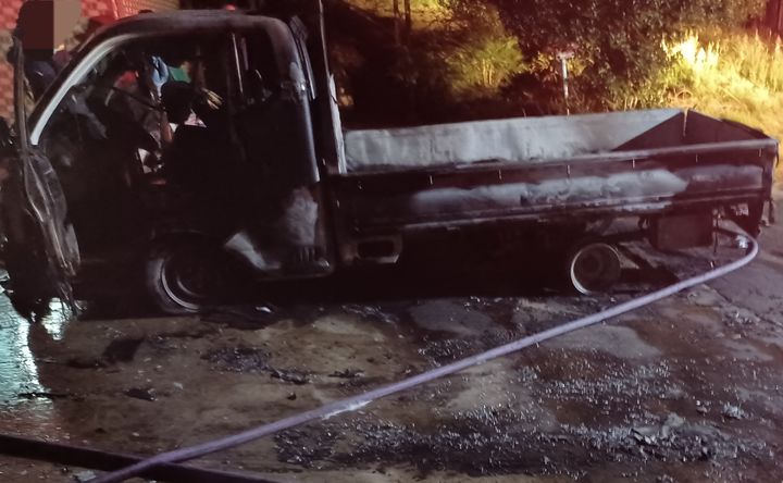 [신안=뉴시스] 11일 0시47분께 전남광주 신안군 팔금면의 한 주택에 주차돼 있던 1t 화물차에서 불이 나 22분 만에 꺼졌다. (사진=전남광주 소방본부 제공) 2026.08.11. photo@newsis.com *재판매 및 DB 금지